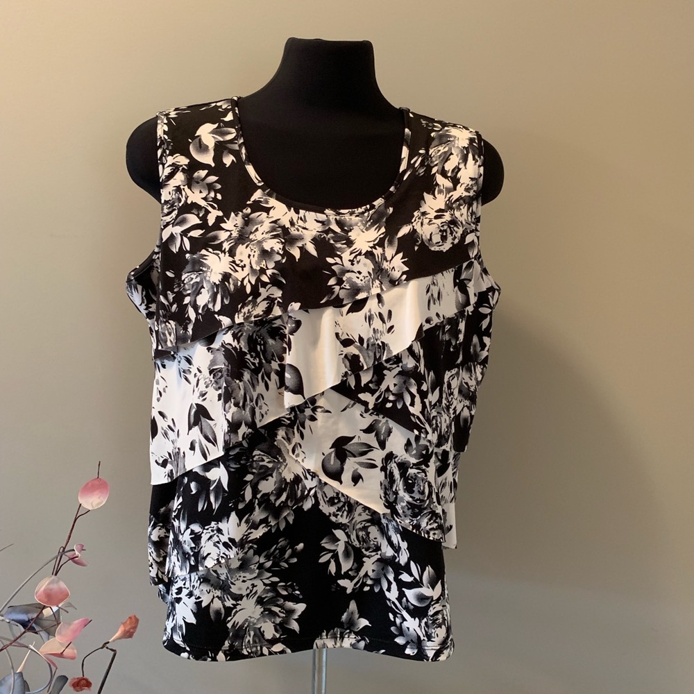 🛍 LAURA PETITES Petite Ruffled Top